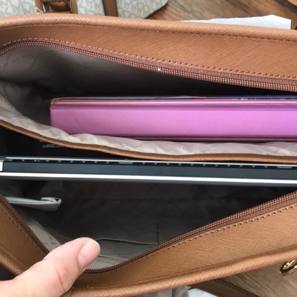 Firm❗️Michael Kors Large sady Laptop Bag & wallet - Picture 8 of 8